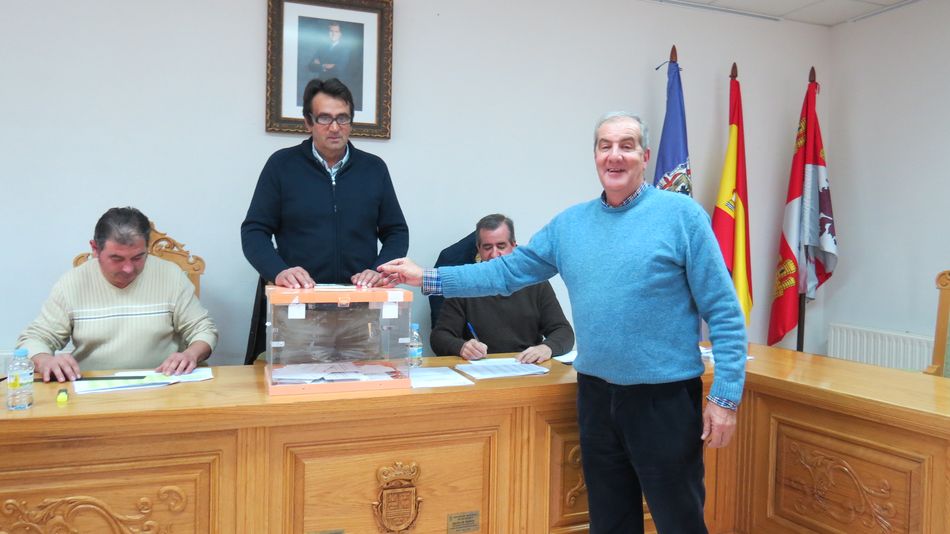 Los agricultores votan en Villoria. Foto: Mercedes Corredera