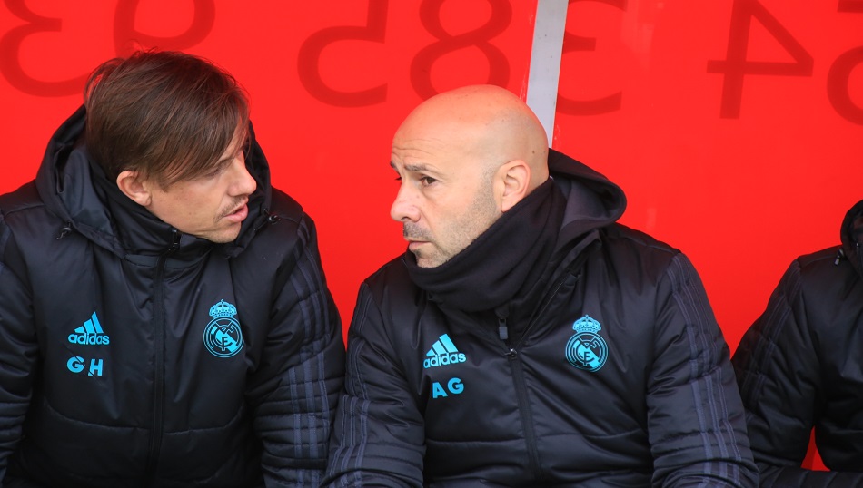 El entrenador del Real Madrid, Guti, consulta con su ayudante. Fotos: Alberto Martín