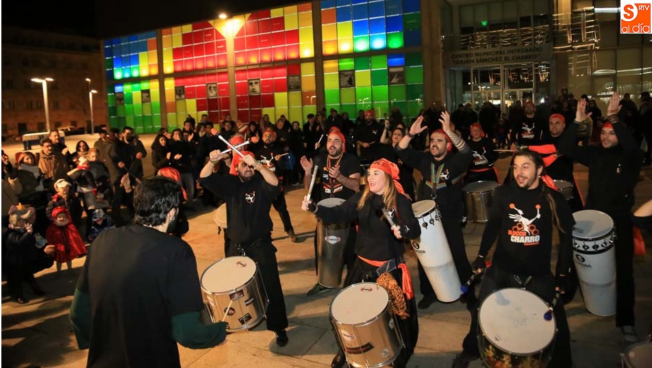 El grupo Blocco Charro anima la fiesta de Carnaval en la plaza de la Concordia. Foto: Alberto Martín