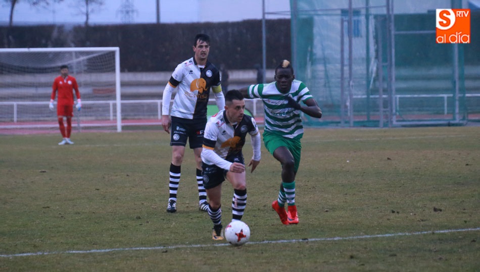 Piojo avanza con el balón en un partido en Las Pistas.