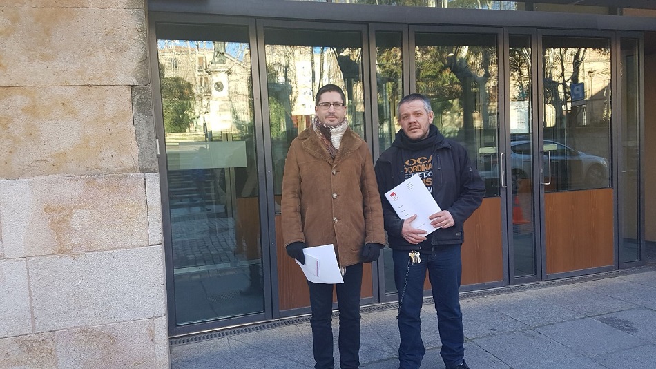 Gabriel de la Mora y Javier Herrero, a la puerta de los Juzgados. Foto: Fernández