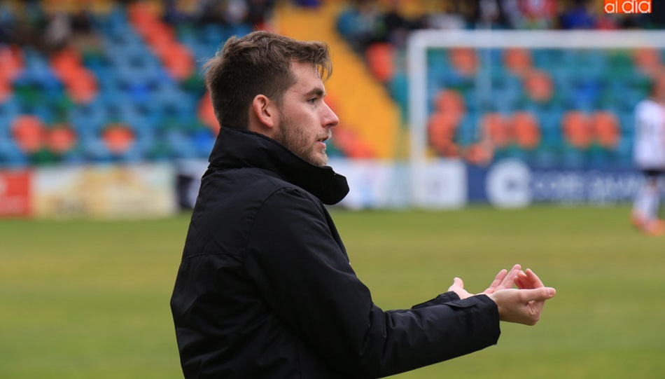 Pablo Cortés hace un gesto a sus jugadores durante el partido de ayer. Foto: Alberto Martín