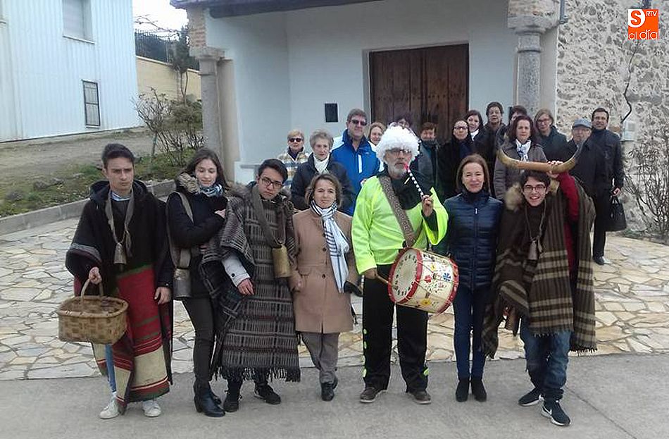 Los quintos, Alejandro, Ángela, Carlos y Sergio protagonizaron el regreso de la tradicional vaca del antruejo en Escurial de la Sierra. Fotos: Ayto. de Escurial de la Sierra