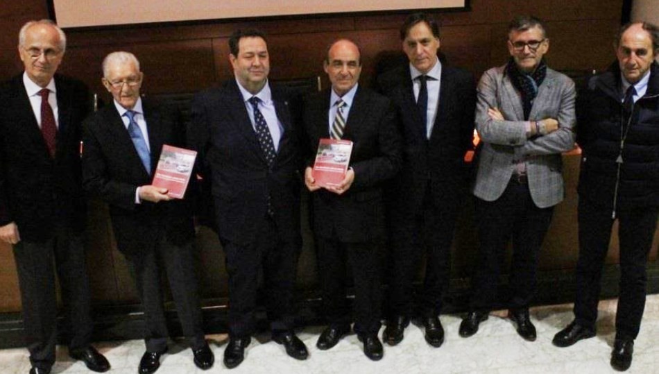 Un momento del acto en la presentación del libro de Enrique Espinel