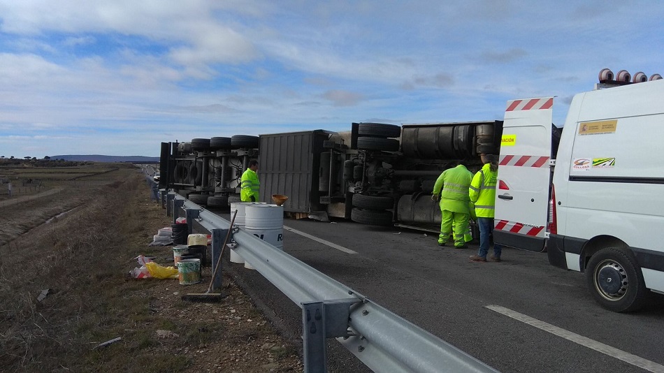 Los operarios recogen el combustible vertido. Fotos: Kiko Robles