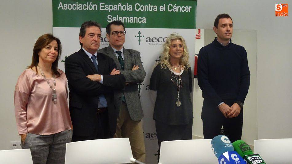Los responsables de AECC Salamanca con miembros de un proyecto de investigación en el que también colabora la agrupación.