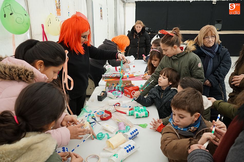 Los más pequeños disfrutan con los talleres en la carpa de carnaval