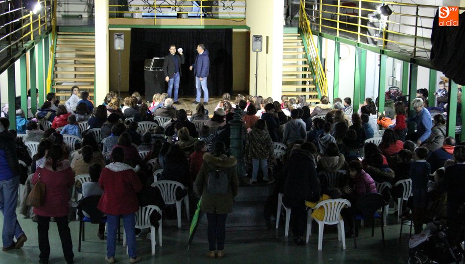 El Mercado de Abastos congregó a pequeños y mayores para disfrutar de una tarde de magia / MARIBEL SÁNCHEZ