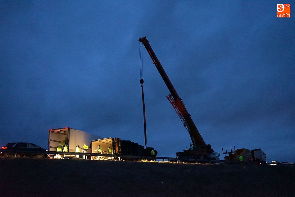 Los trabajos de retirada del camión accidentado en la A-66 continúan a última hora de la tarde