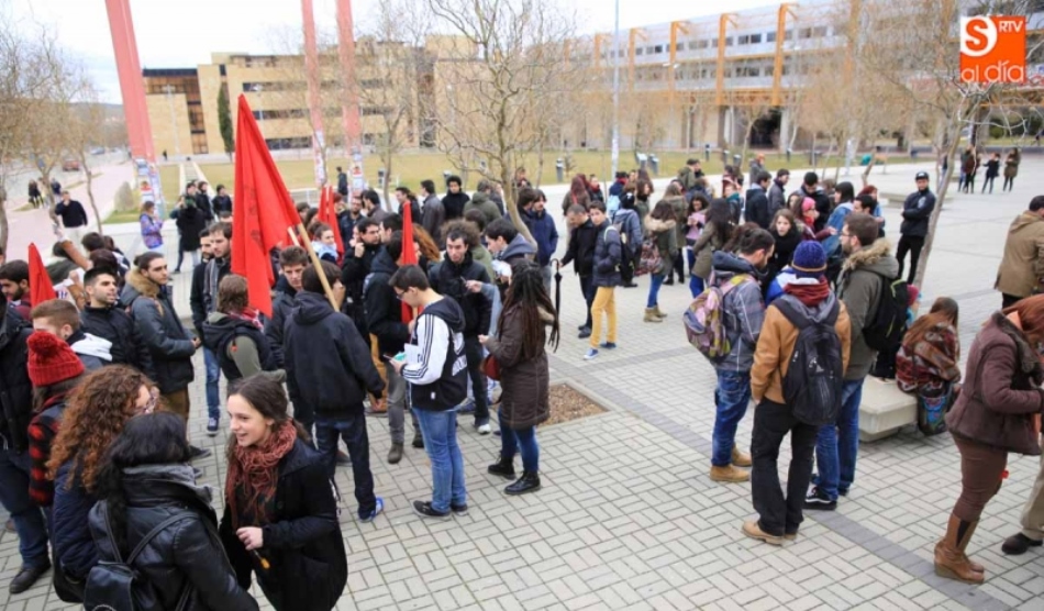 Concentración de estudiantes en el Campus Unamuno