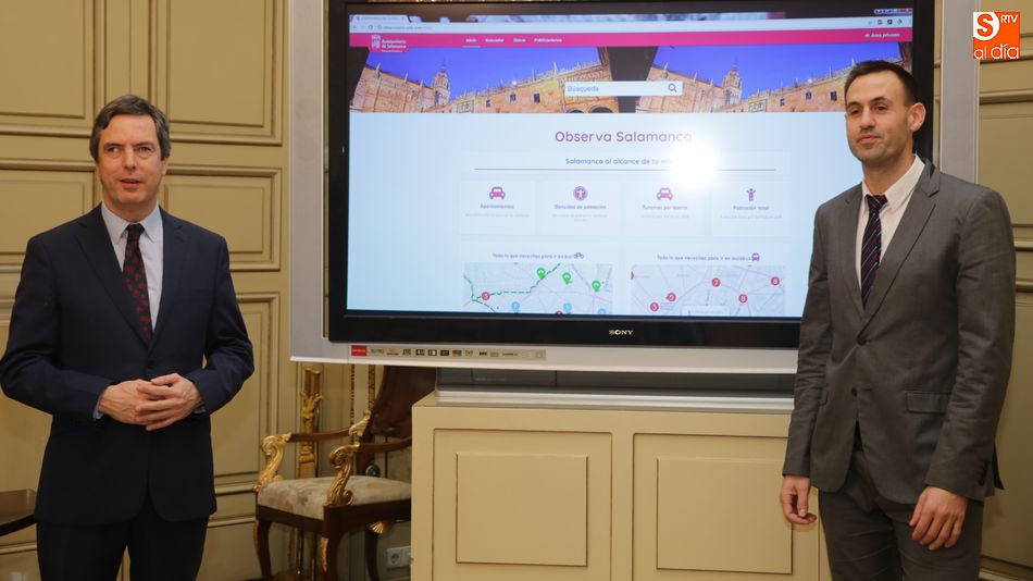 El concejal Enrique Sánchez-Guijo y Pedro Sánchez, de la empresa CGB, en la presentación de esta aplicación / Foto de Alberto Martín