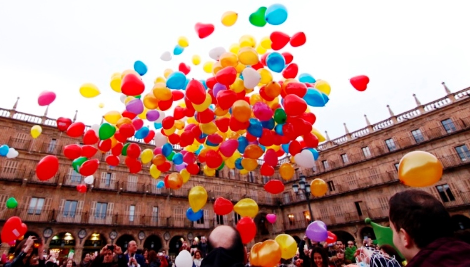 Suelta de globos en la Plaza Mayor
