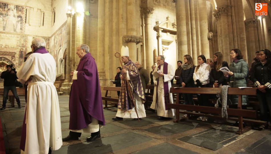 El centro, Monseñor Carlos López, Obispo de Salamanca, presidió la Eucaristía