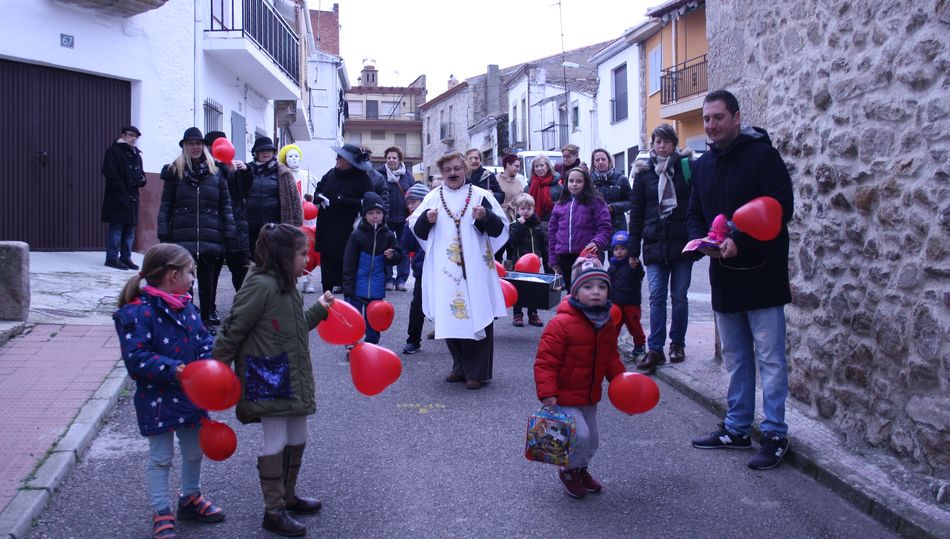 Arancha Álvarez era en esta ocasión la encargada de oficiar los actos fúnebres / FOTOS: ANA ULLÁN