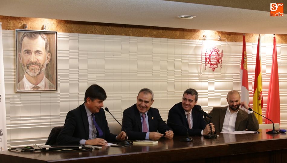 Pimentel se dirige a los asistentes en presencia del autor y el resto de contertulios. Fotos: Alberto Martín