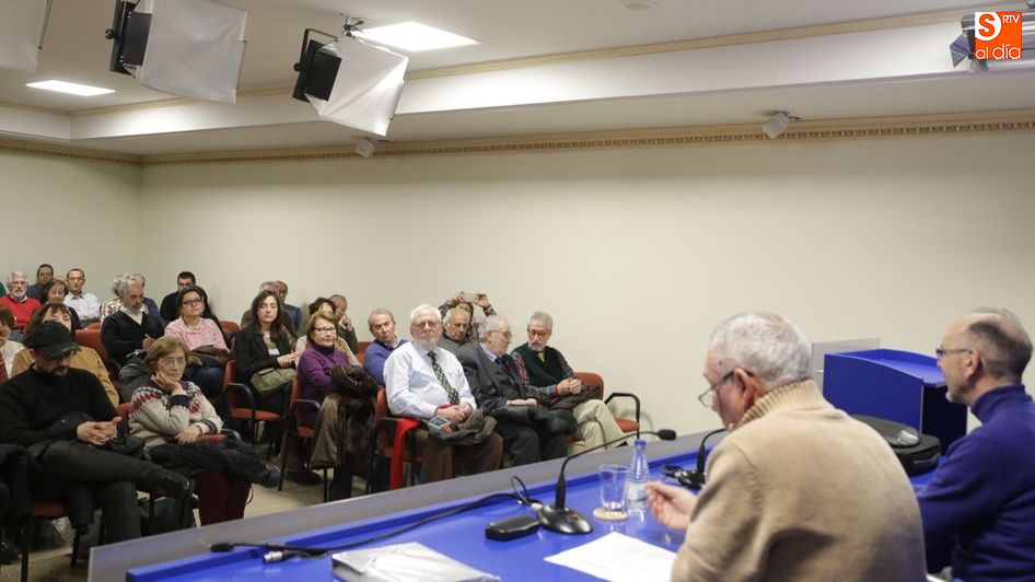 Un instante de la charla ante el público asistente. Fotos: Alberto Martín