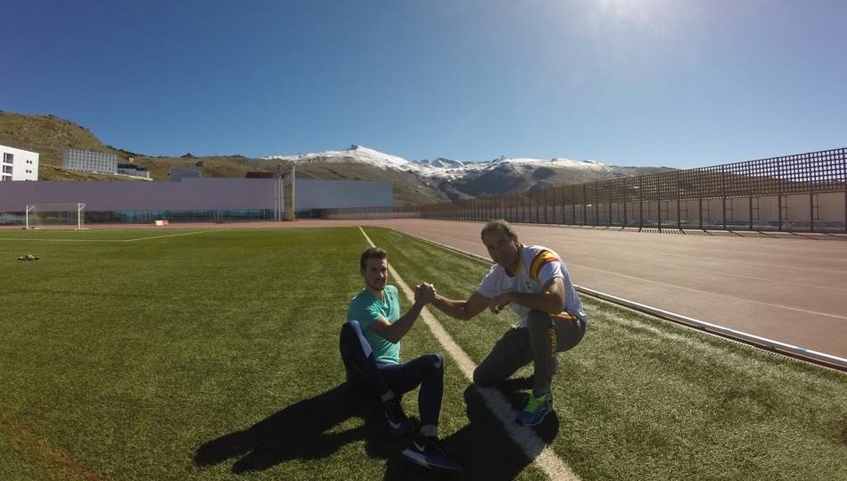 Álvaro de Arriba, con su entrenador, Juan Carlos Fuentes, en una concentración en pretemporada.