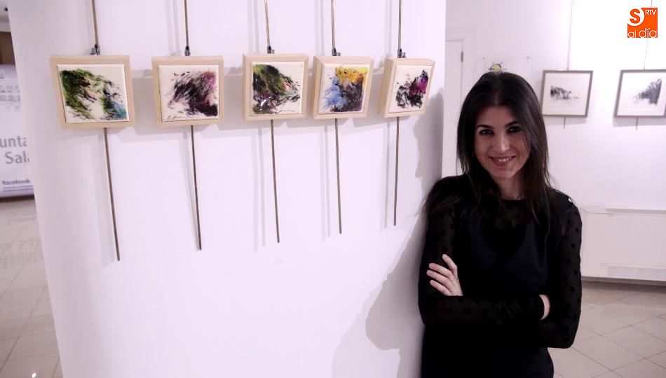 Laura Juárez García, junto a algunas de sus obras, en el Espacio Joven. Foto de Alejandro López