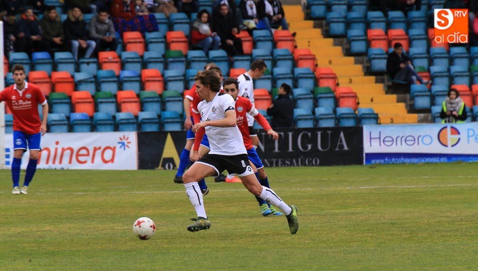Sergio Ramos, con el balón, en el partido ante el Uxama. Fotos: Alberto Martín