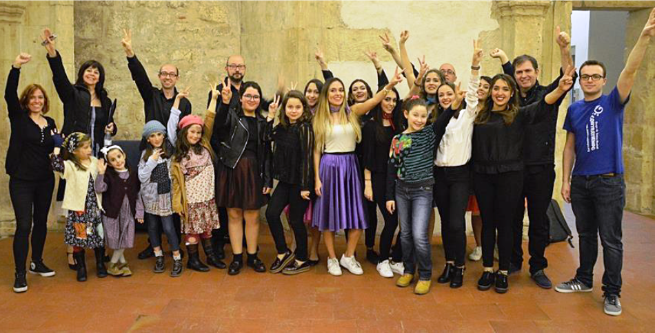 Foto familiar del grupo AContratiempo junto a varios espectadores