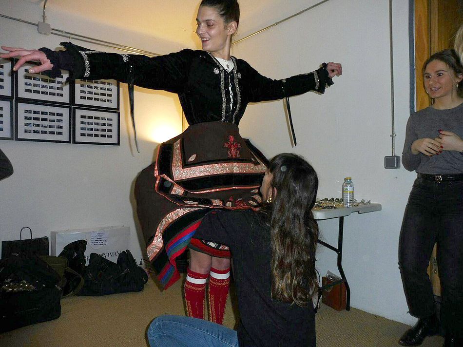 La modelo Marina Pérez colocándose el Traje de Vistas de La Alberca para la revista Vogue España. Fotos: Ayto. La Alberca