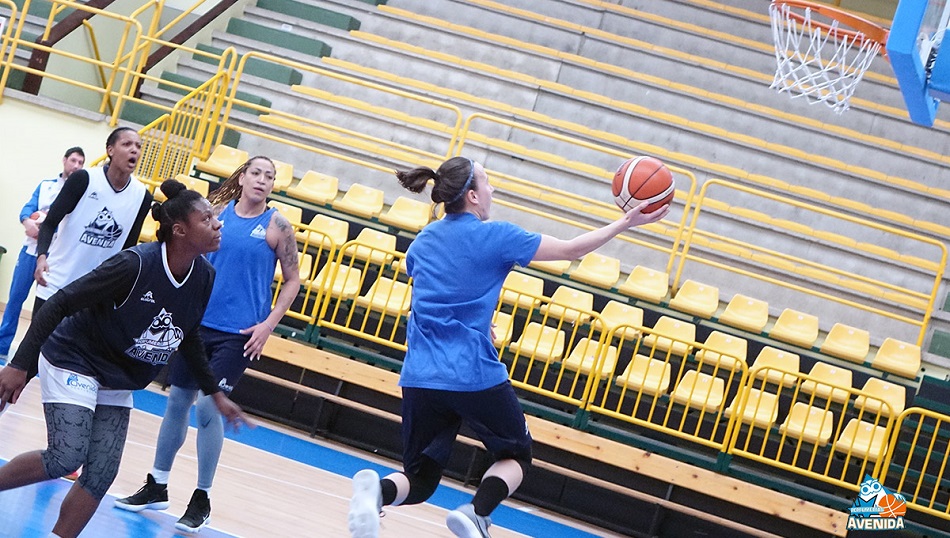 María Asurmendi hace una bandeja en el entrenamiento del pasado viernes. Foto: Perfumerías Avenida
