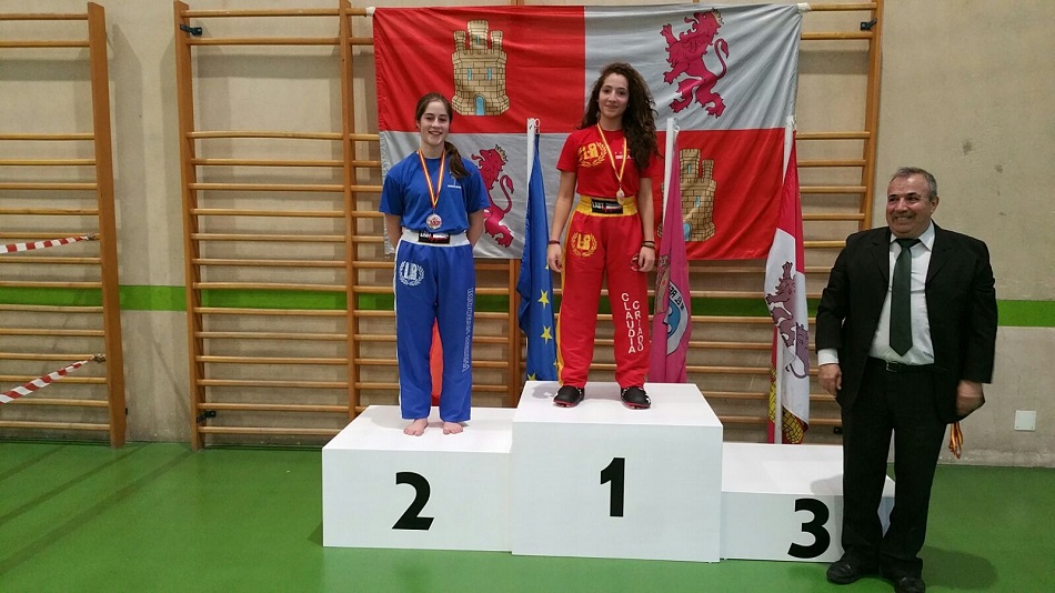 La joven púgil salmantina, en lo más alto del podio del Regional.