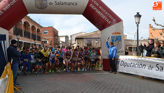 Mas de 200 corredores tomaban la salida este domingo en la V Legua Villa de Macotera