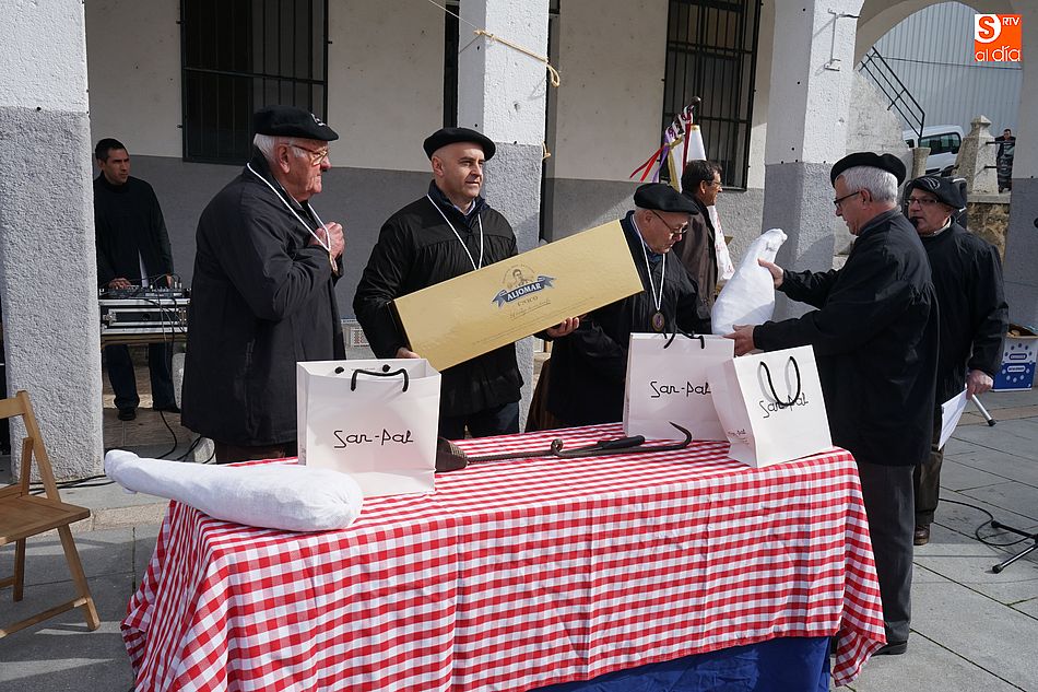 Medio millar de personas celebran la matanza en Ledrada