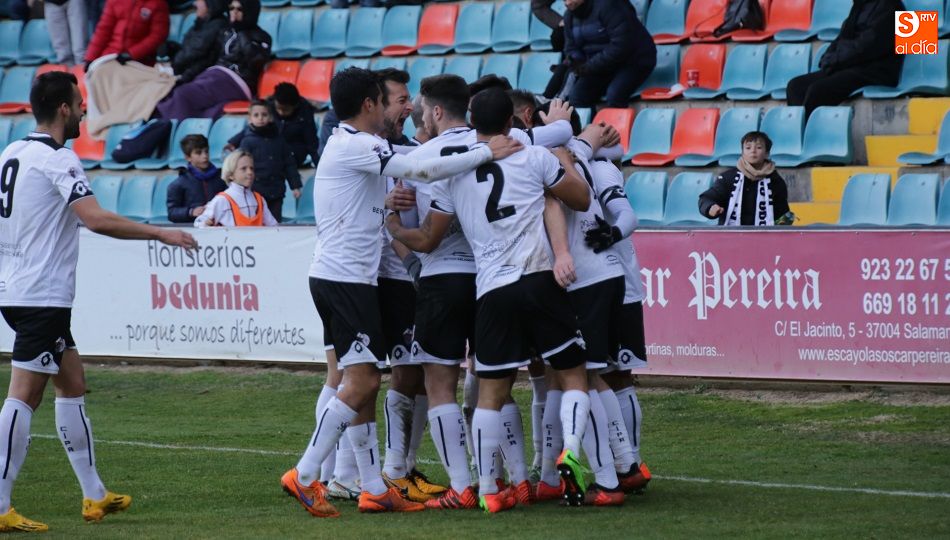 Los jugadores del CF Salmantino UDS hacen piña para celebrar uno de los goles. Fotos: Alberto Martín