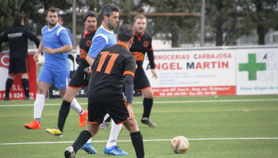  Chiqui del Wayook ante un rival del AG Montserrat