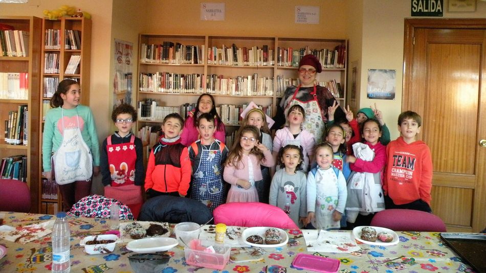 Participantes en el taller de cocina para niños