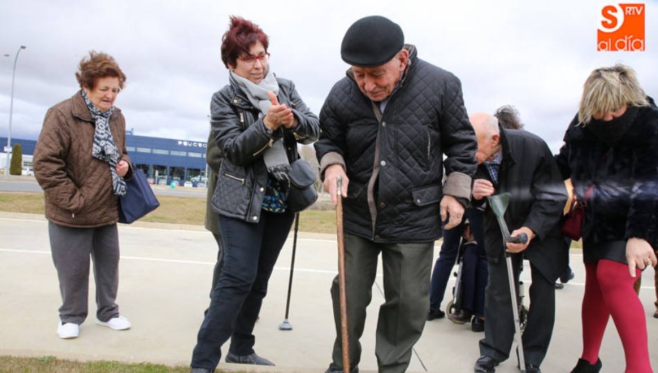 Teresa Martín ayuda a un hombre en un jardín cerca de Santa Marta