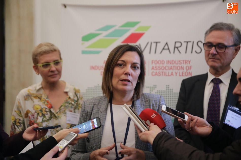 La consejera junto a Beatriz Escudero, presidenta de Vitartis, y Félix Morocho, expresidente. Fotos: Alberto Martín