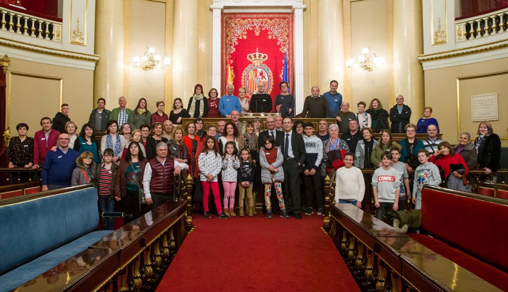 Foto familiar de los vecinos de Machacón en el Senado. DAVID CORRAL