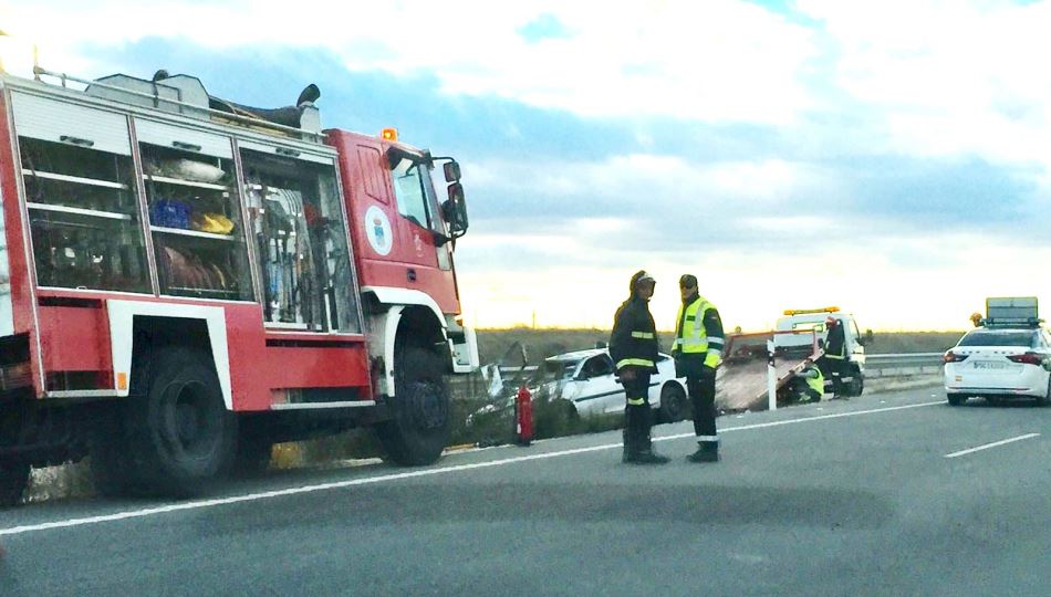 Los bomberos, la Guardia Civil y los sanitarios atendieron a los accidentados
