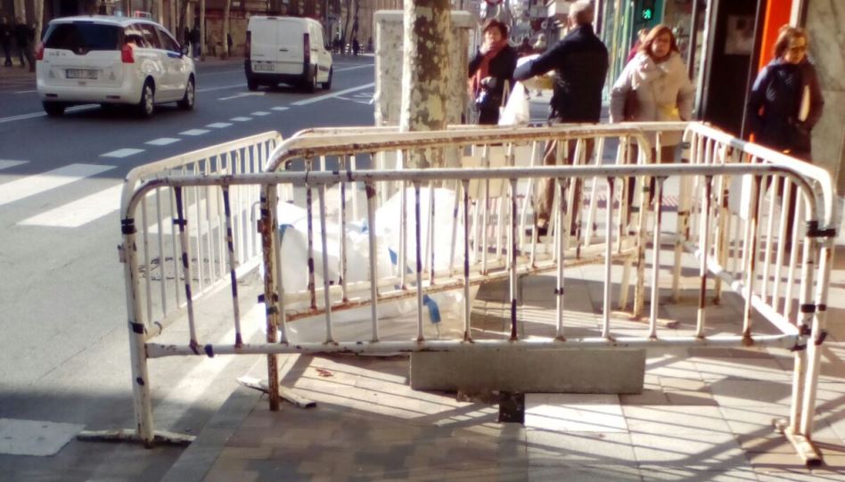 Vallas en la acera de Federico Anaya