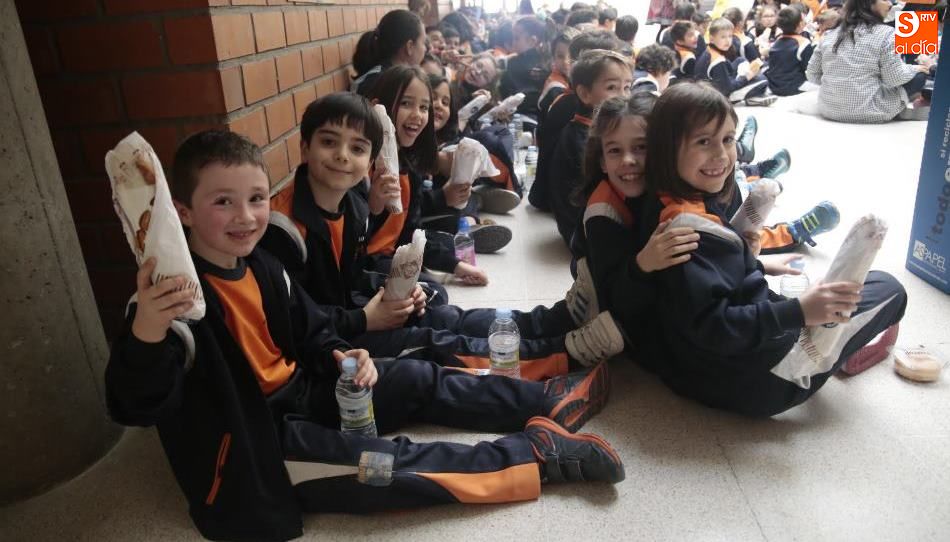 Alumnos del colegio Antonio Machado en esta Operación Bocata. Foto de Alejandro López