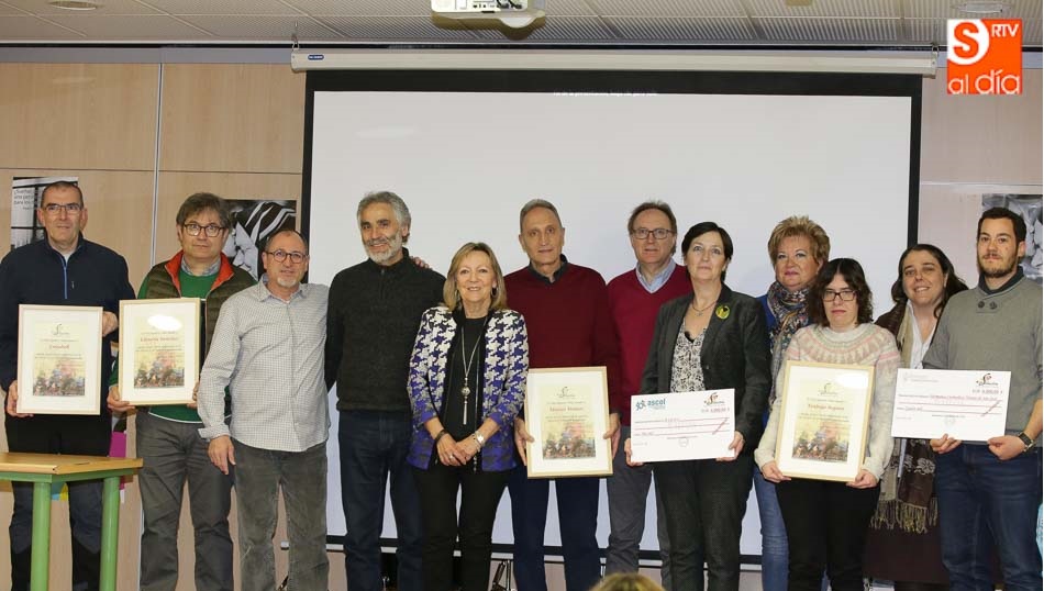 Los beneficiarios y los premiados, durante el acto. Foto: Alberto Martín