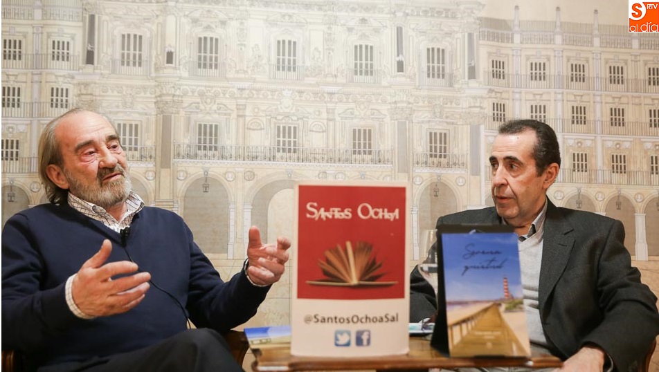 El autor, junto al responsable de la editorial. Fotos: Alberto Martín