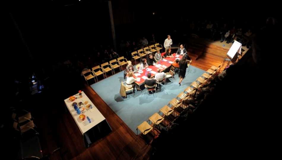 Tejuelo Teatro en esta versión libre de Doce hombres sin piedad de Reginald Rose