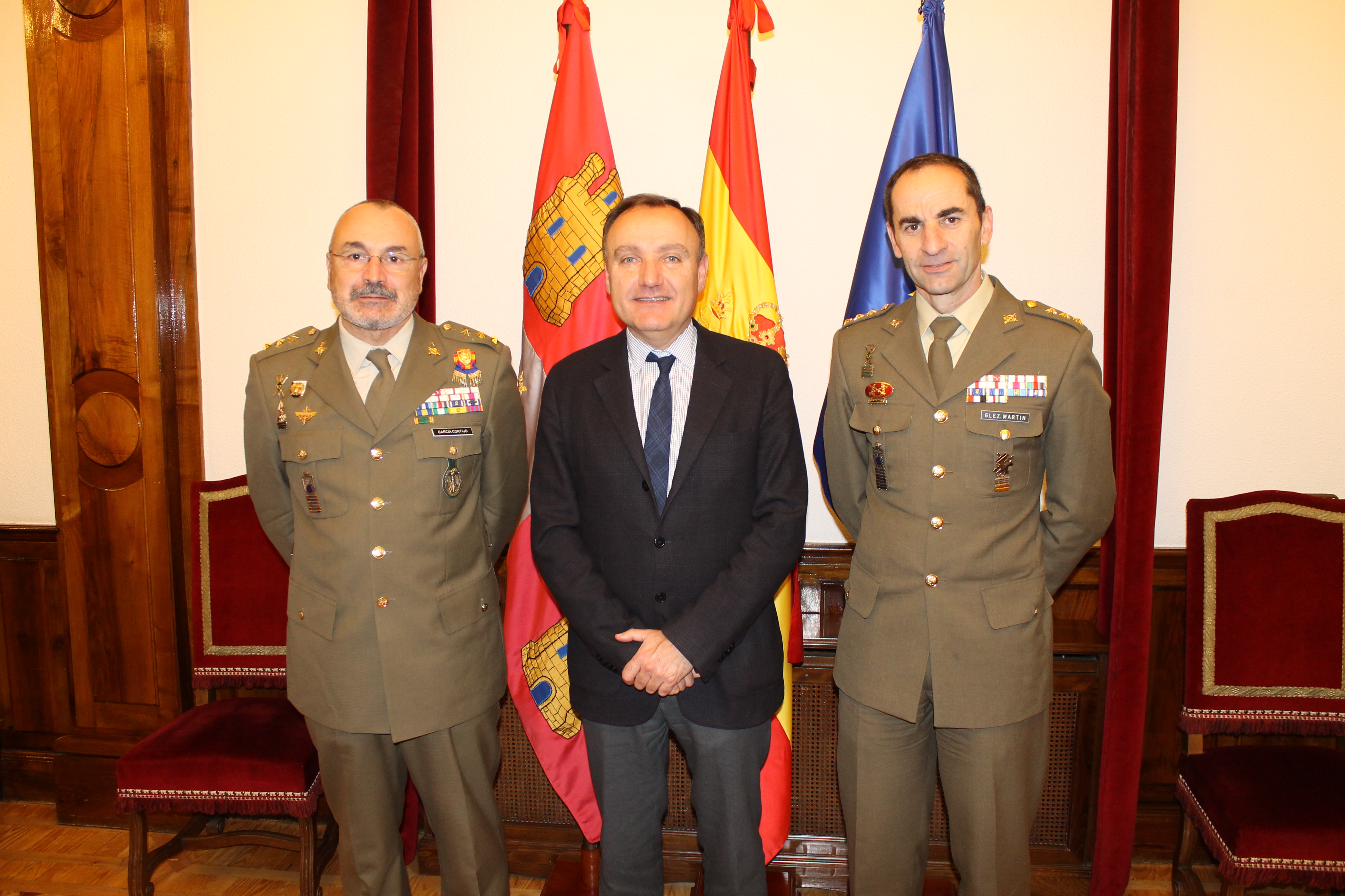 El subdelegado del Gobierno en Salamanca, Antonio Andrés Laso, entre el coronel Vicente González Martín, delegado de Defensa en Castilla y León, y el coronel Félix Eugenio García Cortijo, subdelegado de Defensa en Salamanca