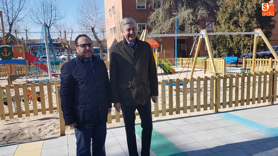 Los concejales Daniel Llanos y Javier García, en el renovado parque de la calle Villares