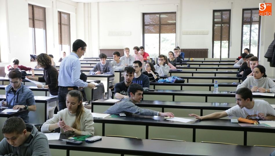 Uno de los organizadores entrega los formularios a los alumnos. Fotos: Alberto Martín