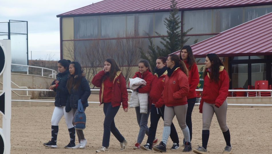 Varias amazonas del club charro, antes de la competición.