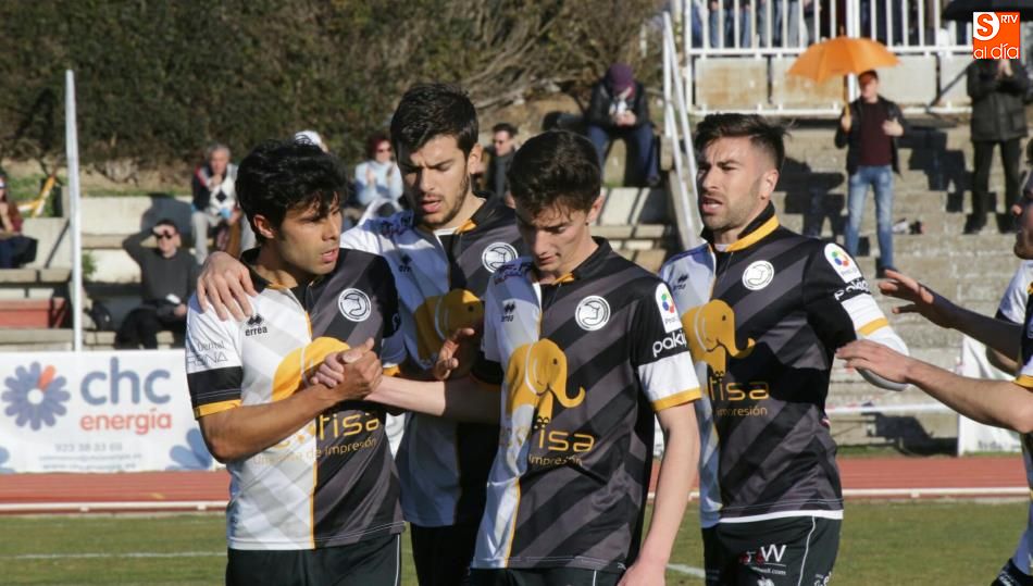 Los jugadores de Unionistas celebran el primer gol del partido obra de Jorge Alonso