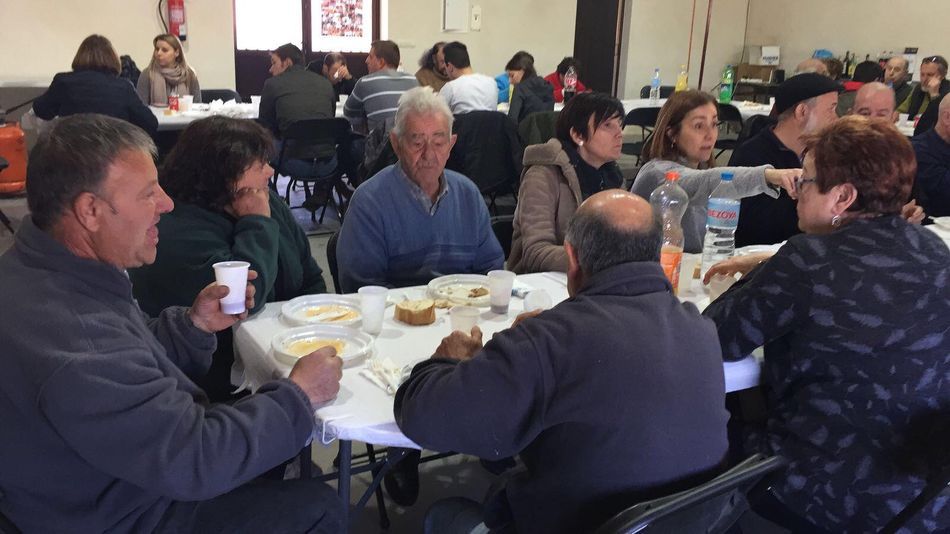 Los vecinos de Gejo de los Reyes se reunían para probar parte de la matanza del pasado sábado