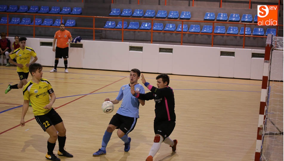 Un lance del derbi de La Alamedilla entre el FS Salamanca y el FS San José. Fotos: Alberto Martín