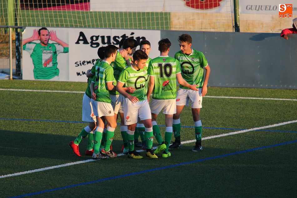 Los jugadores del Guijuelo celebran el gol de Bucarito en la primera mitad