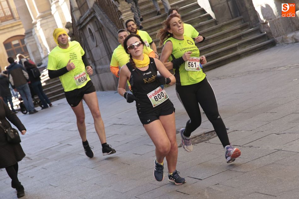 Varios atletas, al paso de la prueba por la calle Compañía. Fotos: Alejandro López